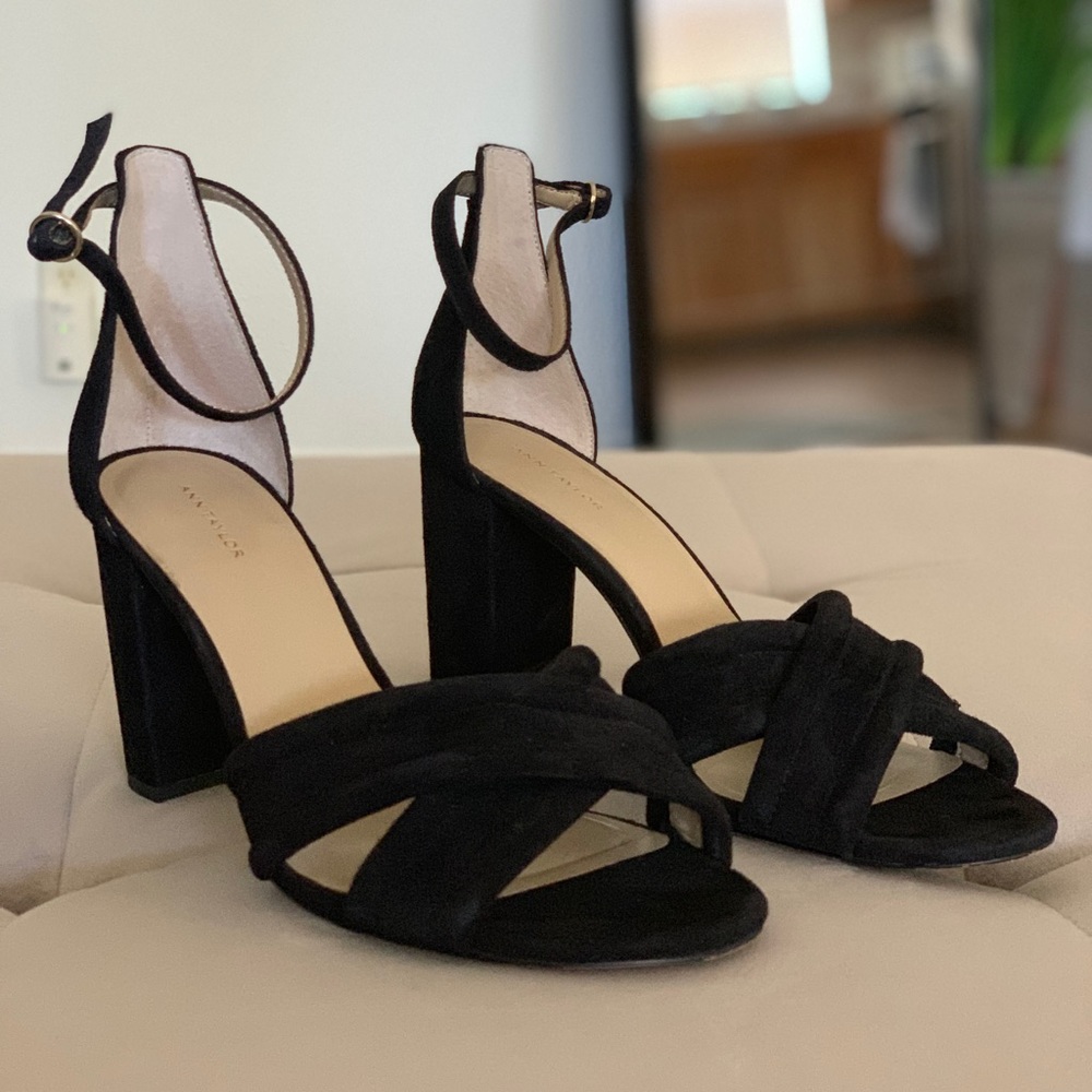ANN TAYLOR Black suede crisscross strap